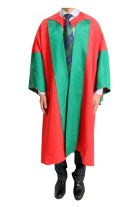 設計黑色絨毛畢業帽      訂製深紅色畢業長袍    深綠色絲綢布料    帽冠與帽簷交界處有一條細金繩     社會科學博士 (DSocSc)    心理學博士 (PsyD)     公共管理博士（DPA）   香港大學(HKU)     畢業袍生產商    DA518
